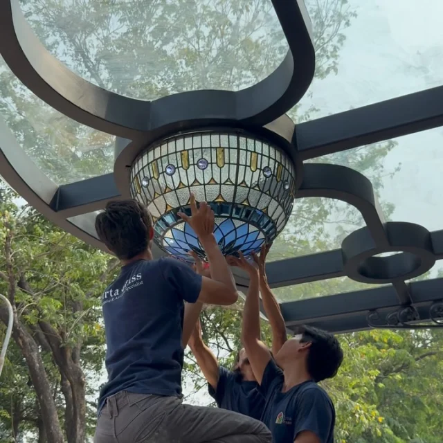 Dome Kecil Kaca Patri ini berdiameter 77cm dengan kombinasi Crystal dan juga Bevel Prisma.