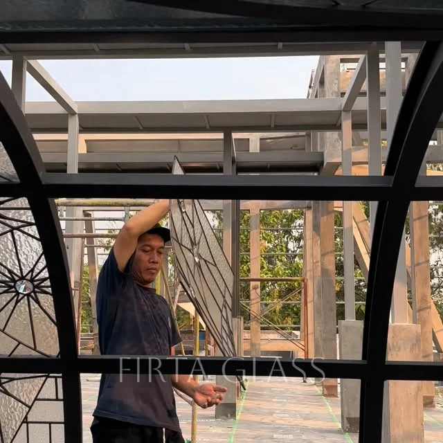 Part 15 : Piece by piece, the stained glass is beginning to come together, forming a stained glass