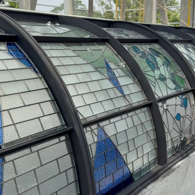 Part 10: Stained Glass Dome Installation Progress - Overall Dimensions: 10m (L) x 5m (W) x 1.2m (H)